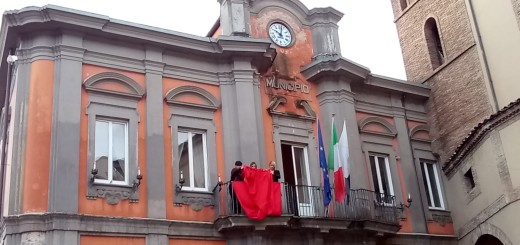 Drappo rosso in Municipio immagine 5