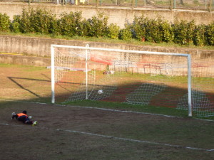 Foto k) secondo gol di Giglio con Chironi trafitto nell'angolino basso alla sua dx