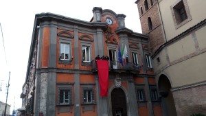 Drappo rosso in Municipio immagine 3