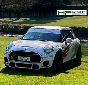 Raffetti sulla Mini Cooper